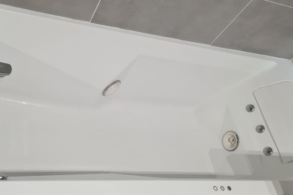 Charmant Logement Avec Jacuzzi Mantes-la-Jolie Bagian luar foto