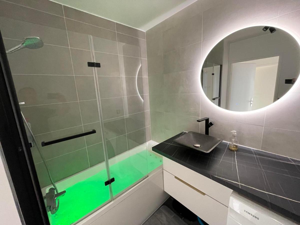 Charmant Logement Avec Jacuzzi Mantes-la-Jolie Bagian luar foto